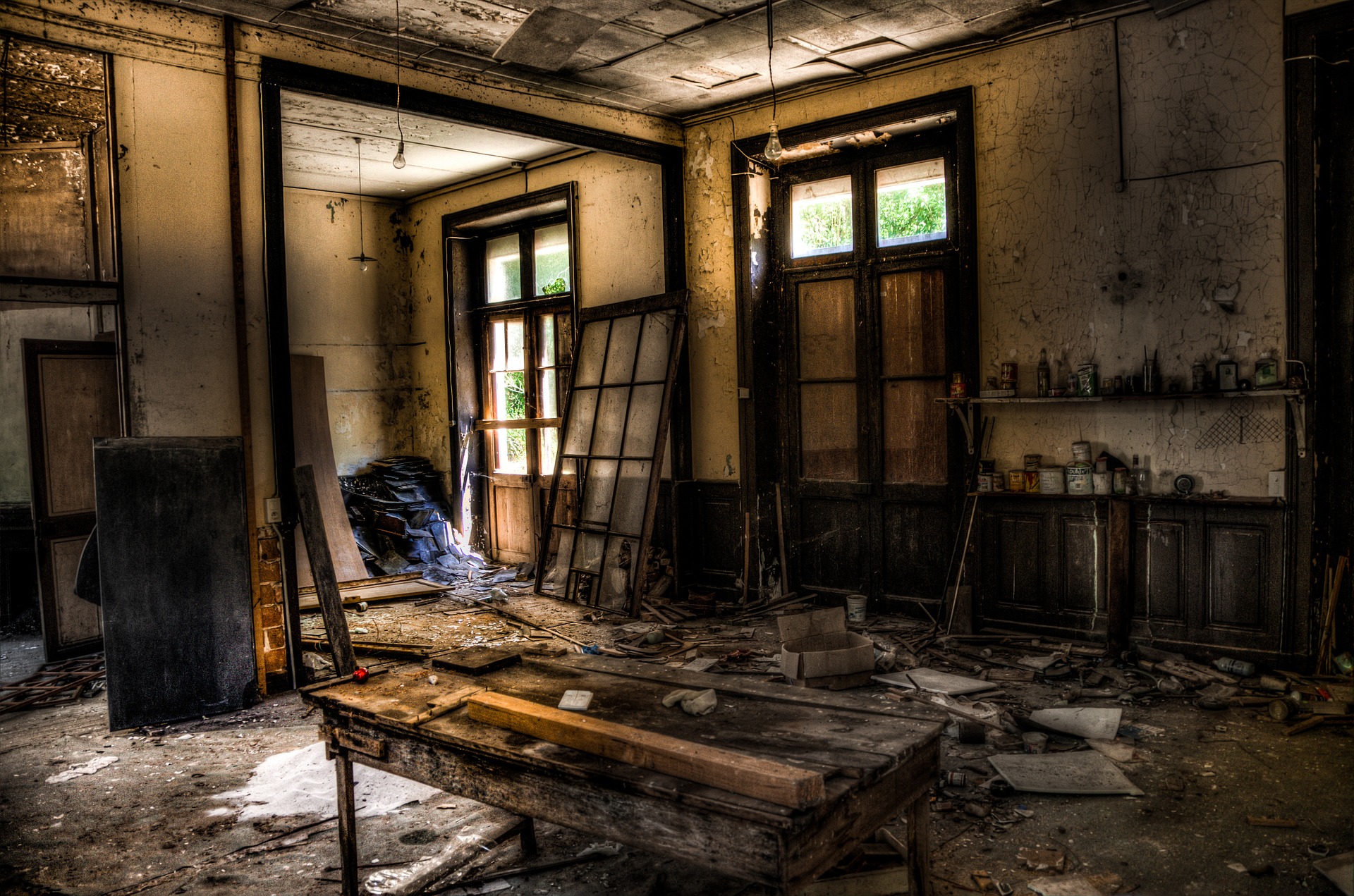 abandonded-1017454_1920